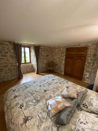 a bedroom with a large bed in a room at Entre Tarn et Causses in Le Recoux