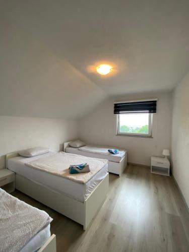 House Enio tesisinde bir odada yatak veya yataklar