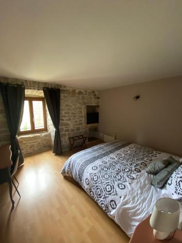 a bedroom with a large bed in a room at Entre Tarn et Causses in Le Recoux