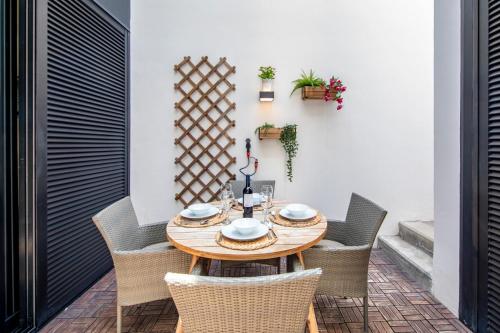 Una mesa y sillas de madera en un patio. en MEDANO4YOU Lucias Rooftop Holiday Home, en El Médano