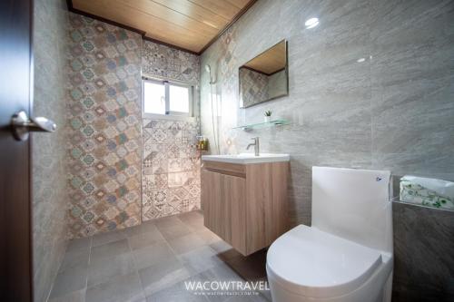 a bathroom with a toilet and a sink at LIOU KE JHAN Hostel in Xiaoliuqiu