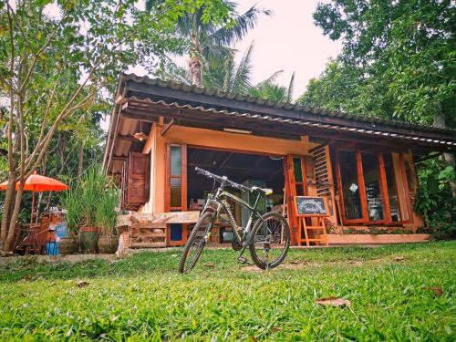 Taman di luar Mon Saeng Jun Homestay