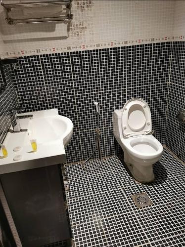 a bathroom with a toilet and a sink at روائع إبداعية للشقق المخدومة - فئة اقتصادي in Taif
