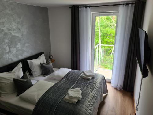 Ένα ή περισσότερα κρεβάτια σε δωμάτιο στο Porta Mare Apartamenty Słoneczne Tarasy