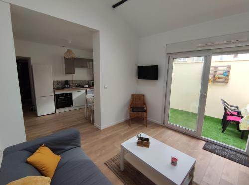 un salon avec un canapé et une table dans l'établissement Joli T3 près du phare, à Calais