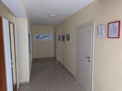 um corredor com uma porta que dá acesso a um quarto com piso em azulejo em Apartments Klenovica Jadranka Čačić em Klenovica