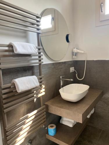 a bathroom with a bowl sink and a mirror at Villa D Erna Marina di Pietrasanta in Marina di Pietrasanta