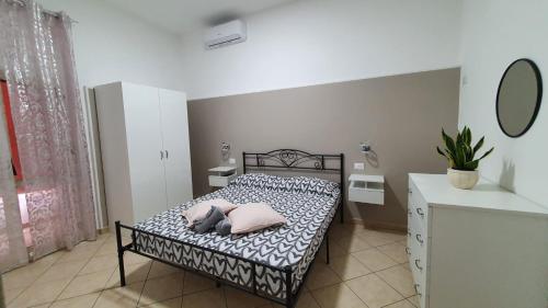małą sypialnię z łóżkiem z 2 poduszkami w obiekcie Fraily w mieście Castellabate