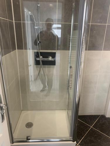 une douche dans une salle de bains avec un homme prenant une photo dans l'établissement Villa Tenjin chambre 16, à Bondy