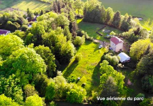 una vista aérea de una casa en un campo con árboles en Il était une fois, en Saint-Yrieix-la-Perche