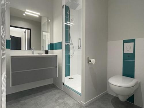 une salle de bain avec une douche, des toilettes et un lavabo dans l'établissement Au coeur du Bassin d'Arcachon,très bel appartement avec terrasse, à Audenge