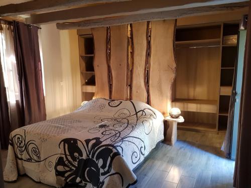 a bedroom with a bed and a window at Chambres d'Hôtes L'Oustralac in La Chapelle-Aubareil