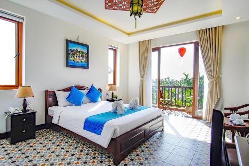 1 dormitorio con 1 cama grande y balcón en Rural Scene Villa, en Hoi An