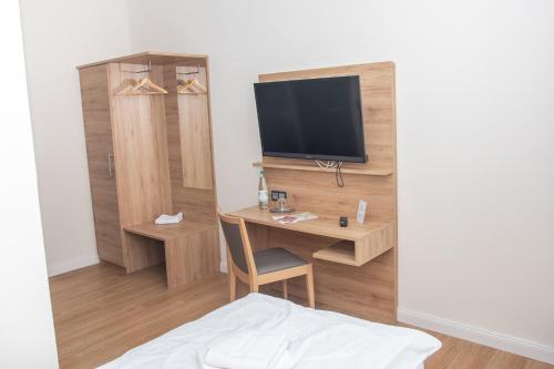 TV a/nebo společenská místnost v ubytování Hotel Fulda