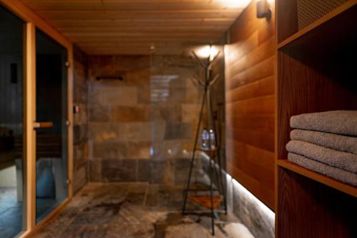 baño con ducha a ras de suelo y pared de cristal en Marzysz Powoli, en Daleszyce