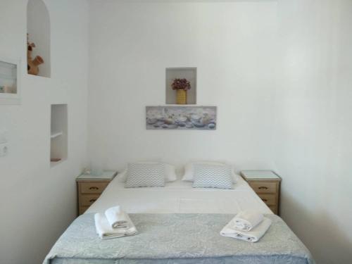 een slaapkamer met een bed met handdoeken erop bij Melissou place in Apollonia