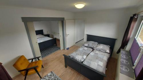 vistas a un dormitorio con cama y silla en Ferienhaus Am Oland, en Büsum