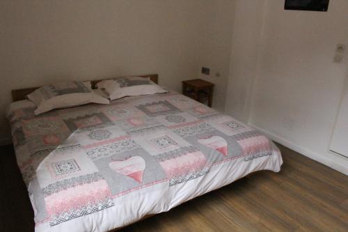 une chambre avec un lit avec une couette dessus dans l'établissement Gite l'Aiguillette du Lauzet, au Monêtier-les-Bains