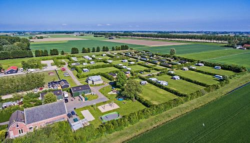 Afbeelding uit fotogalerij van Polderhuisje 1 - Heerlijk chalet met overkapt terras en 2 slaapkamers - max 4 pers - 3 km van Noordzee - locatie op camping 1 in Rockanje