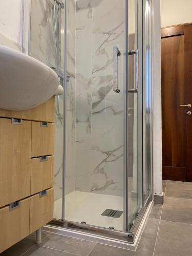 y baño con ducha y lavamanos. en Villa Marinella Apartments - Locazione Turistica, en Marinella