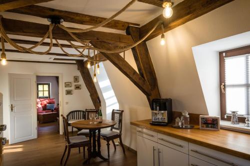 een keuken met een tafel en een eetkamer bij Rißbacher Hof Mansarde anno 1737 in Traben-Trarbach
