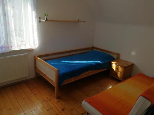 um pequeno quarto com uma cama e uma mesa em Doppelhaushälfte mit Garten em Linz