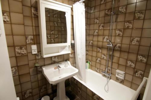 a bathroom with a sink and a mirror and a tub at Piso con vistas a la playa de Laredo - APARTAMENTO BELLAVISTA in Laredo