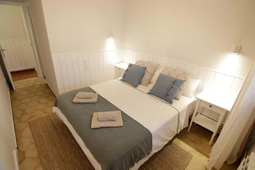 a bedroom with a large bed with two towels on it at Piso con vistas a la playa de Laredo - APARTAMENTO BELLAVISTA in Laredo
