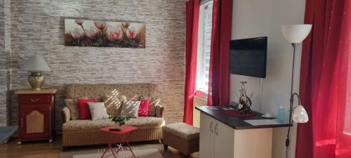 un soggiorno con divano e muro di mattoni di appartement meublé romain a Niederbronn-les-Bains