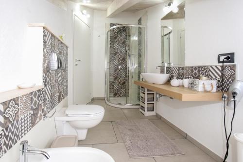 uma casa de banho com um WC e um lavatório em Mansarda Daila em Castelsardo
