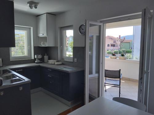 Kuchyň nebo kuchyňský kout v ubytování Apartments Rea