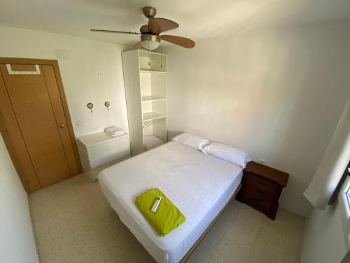 a small bedroom with a bed and a ceiling fan at Oasis Urbano Ciudad Expo in Mairena del Aljarafe
