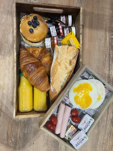 - une boîte en bois pour le petit-déjeuner avec des œufs, du pain et du pain dans l'établissement Le cocon romantique, à Bourgheim
