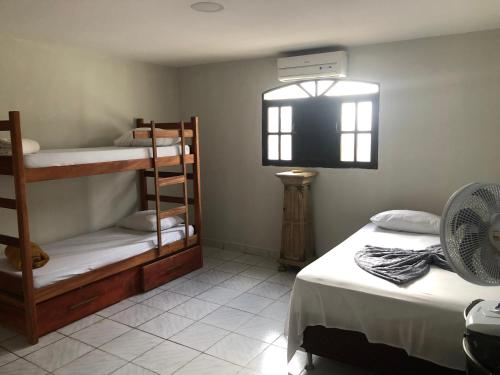 Hotel Casa Branca tesisinde bir ranza yatağı veya ranza yatakları