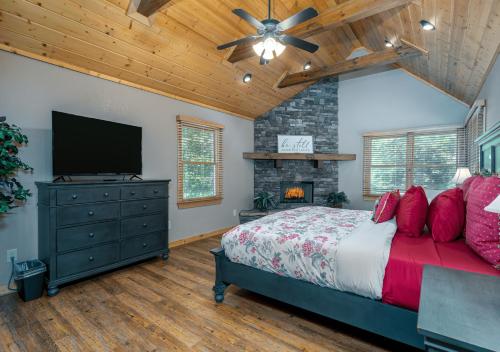 En eller flere senge i et værelse på Spacious cabin with resort amenities - dog friendly, hot tub, & fireplace - Bear Paw Ridge