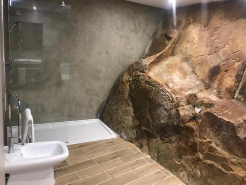 y baño con ducha, aseo y lavamanos. en Casa da Roda - Turismo de Habitação, en Pinhel