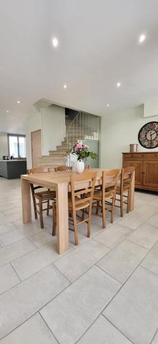une salle à manger avec une table et des bancs en bois dans l'établissement Le Gîte du Nohain, à Entrains-sur-Nohain