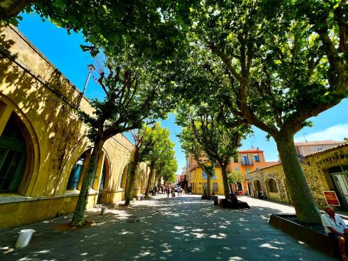 a street with trees in the middle of a building at Appartement tout neuf vieil Antibes in Antibes