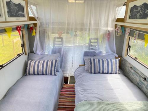 Lily cosy campervan with sea views & amazing sunrisesにあるベッド