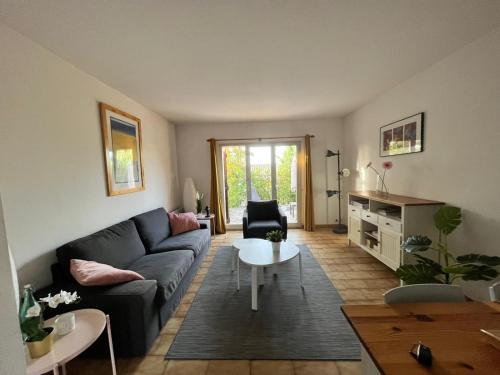 un salon avec un canapé et une table dans l'établissement Les Hauts de Bonporteau - nr 29, à Cavalaire-sur-Mer