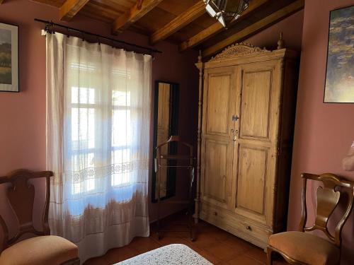 a bedroom with a window and a wooden cabinet at Arco del Tinte 10 in Guadalupe