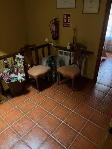 a room with two chairs and a table and a table at Arco del Tinte 10 in Guadalupe