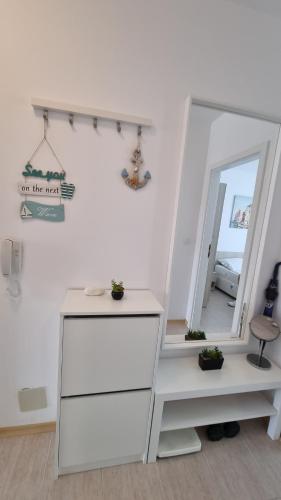 tocador blanco con espejo en la habitación en Green Life Beach Resort- Апартамент Фемили 2 en Sozopol