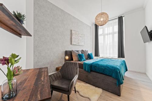 een slaapkamer met een bed en een tafel met een stoel bij GreatStay - Mierendorfstr 11 Hinterhaus in Berlijn