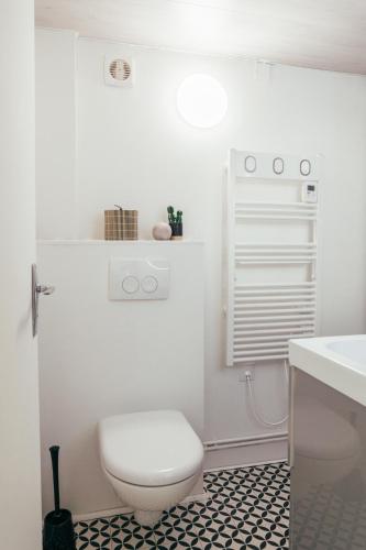 une salle de bain blanche avec des toilettes et un lavabo dans l'établissement L'Effet Mer - Duplex - Proche Plage - 2 PERS, à Dieppe