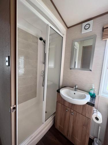 Vonios kambarys apgyvendinimo įstaigoje Norfolk Caravan Staycation Pet Friendly