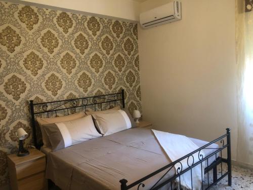 een slaapkamer met een bed en een muur bij "In viaggio come a casa" vicino alla Stazione, LTScalo! in Monticchio