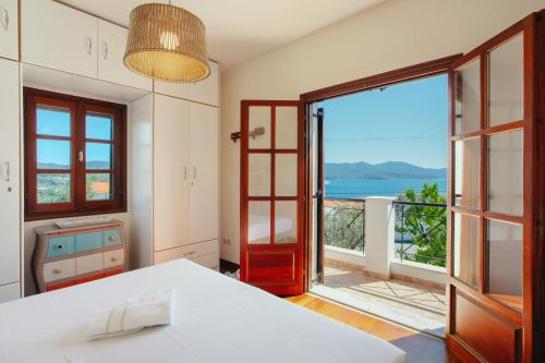 a room with a bed and a view of the ocean at Βίλλα Φανούλα Villa Fanoula in Chorto