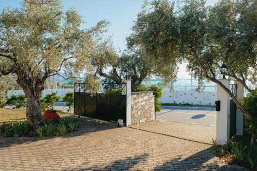 a gate in a driveway with trees in the background at Βίλλα Φανούλα Villa Fanoula in Chorto