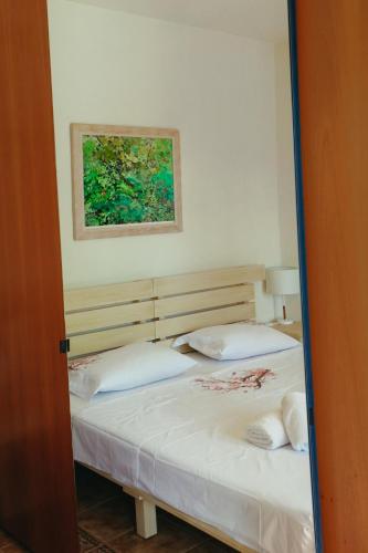a bedroom with two beds and a painting on the wall at Βίλλα Φανούλα Villa Fanoula in Chorto